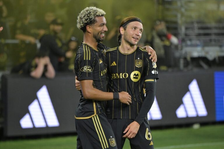 Denis Bouanga's late goal lifts LAFC over Timbers