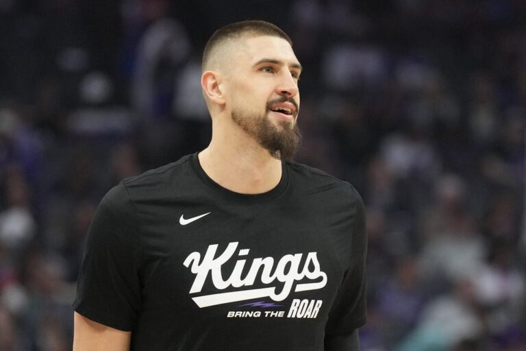 Report: Alex Len to remain with Kings on one-year deal