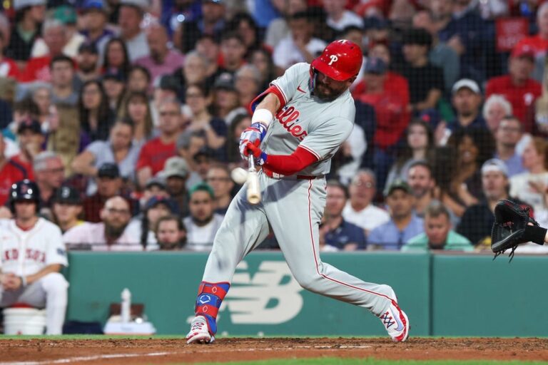 Kyle Schwarber's 2 HRs power Phillies over Red Sox