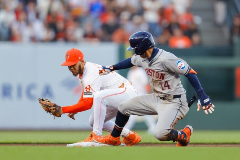 Costly error helps Astros knock off Giants