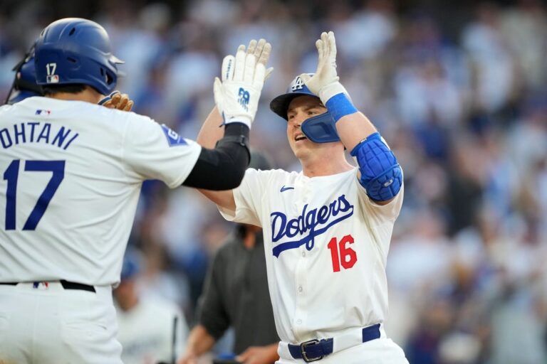 Four-homer inning fuels Dodgers' rout of Rangers