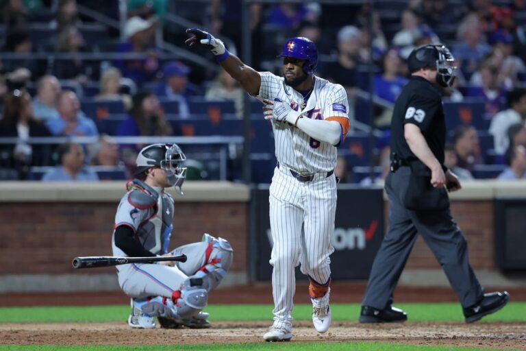 Mets bash three homers, cruise to win over Marlins