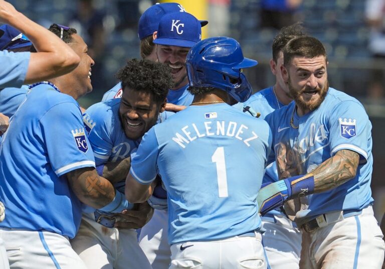 MLB roundup: Royals stun Yanks with late rally