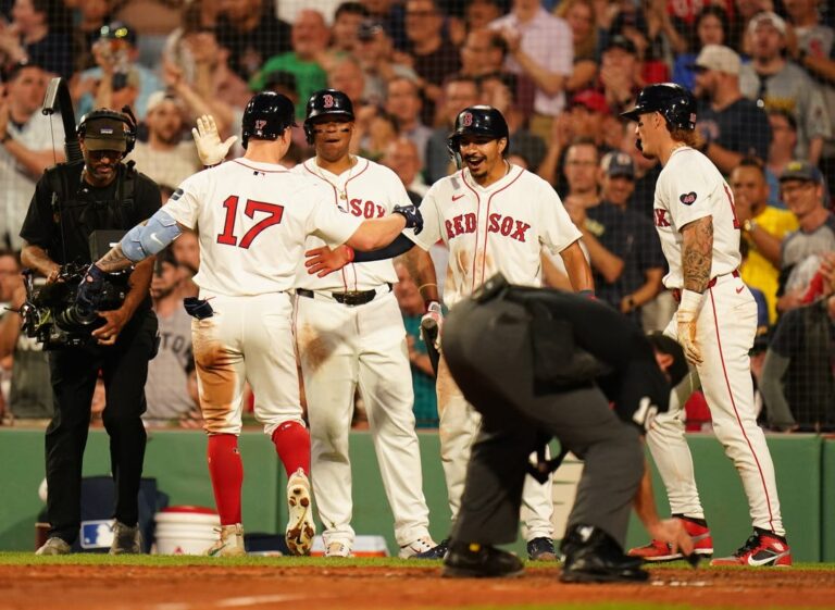 With pair of big innings, Red Sox take series over Phillies