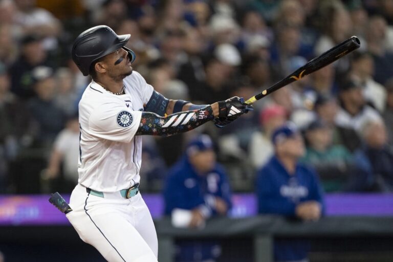 Surging Mariners aim for sweep against Rangers