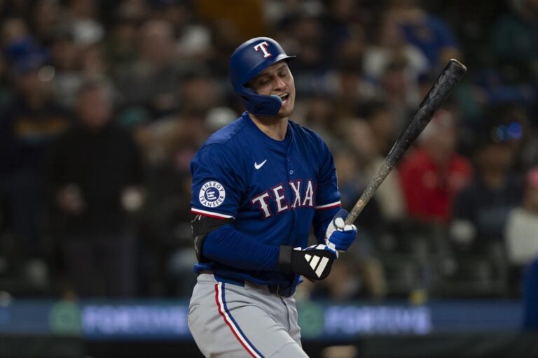 Mariners top Rangers to extend division lead