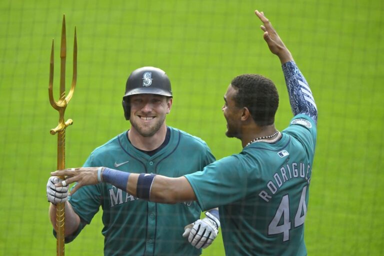 Mariners use long ball to extend Guardians' losing streak
