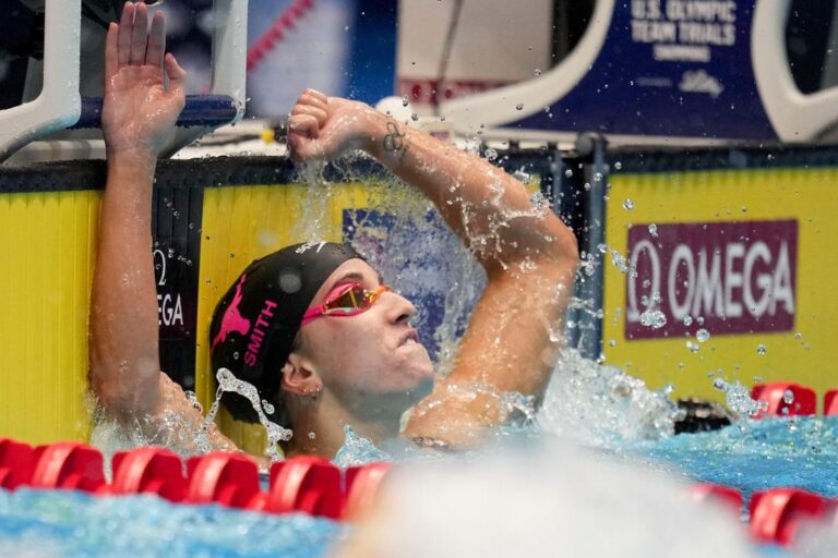 Regan Smith retakes world record in 100 backstroke at U.S
