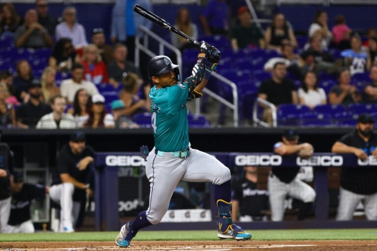 Tim Anderson hits walk-off single as Marlins top Mariners in 10th