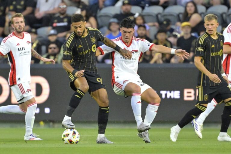LAFC move into tie for first in West with rout of Earthquakes