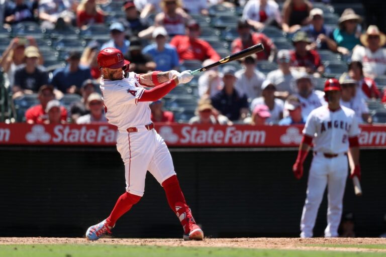 Angels' Zach Neto clears bases in win over A's