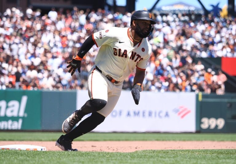 Giants rap out 16 hits, 10 doubles in win over Dodgers