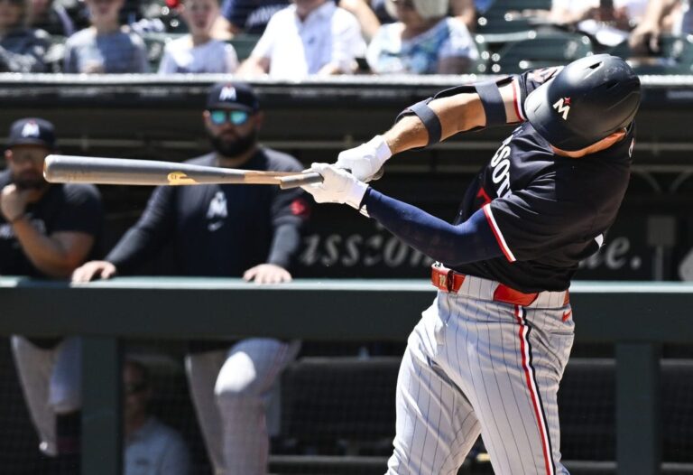 Twins slip past White Sox for split of twin bill
