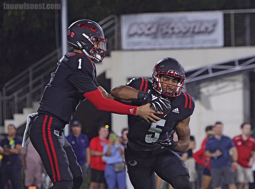 FAU-Football-USF-11-1-24-Fancher-Handoff-Campbell