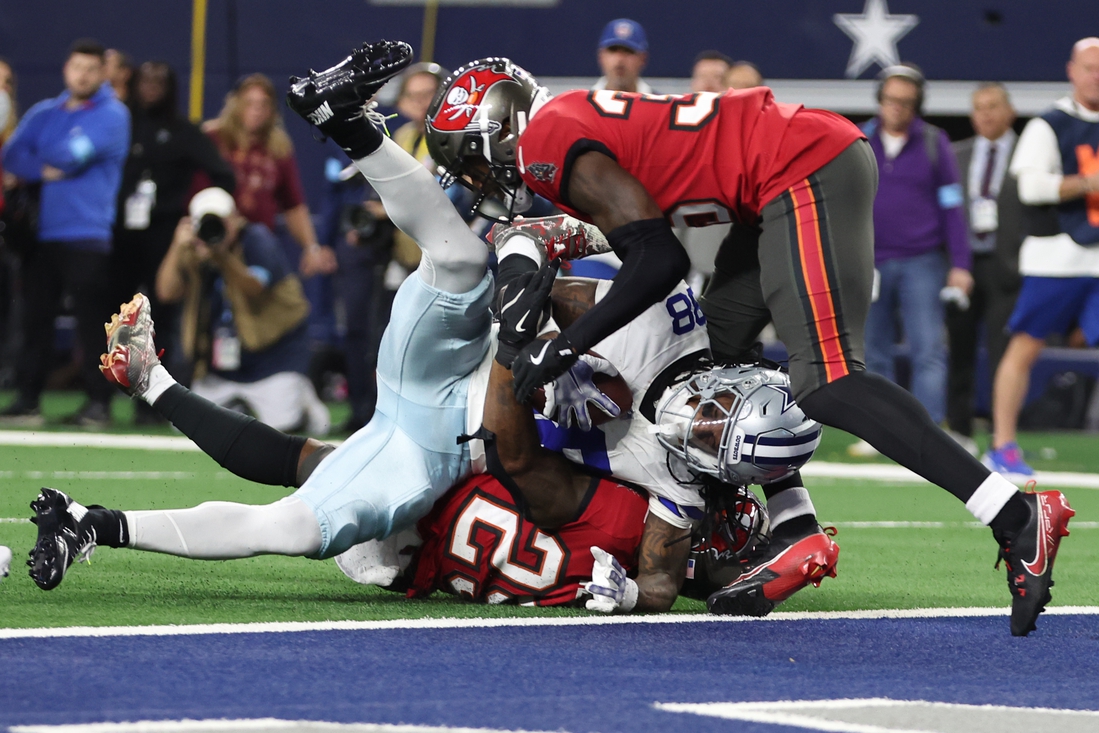 Cowboys force late fumble, knock Bucs out of NFC South lead