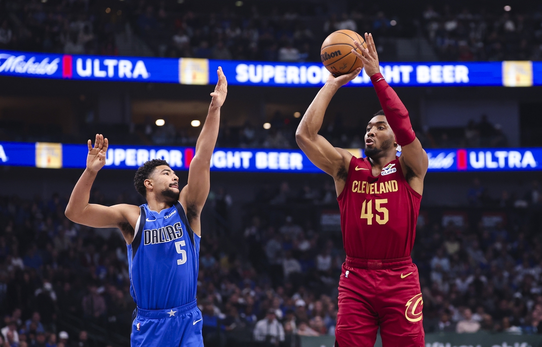 Evan Mobley lifts Cavs to 9th straight win in rout of Mavericks