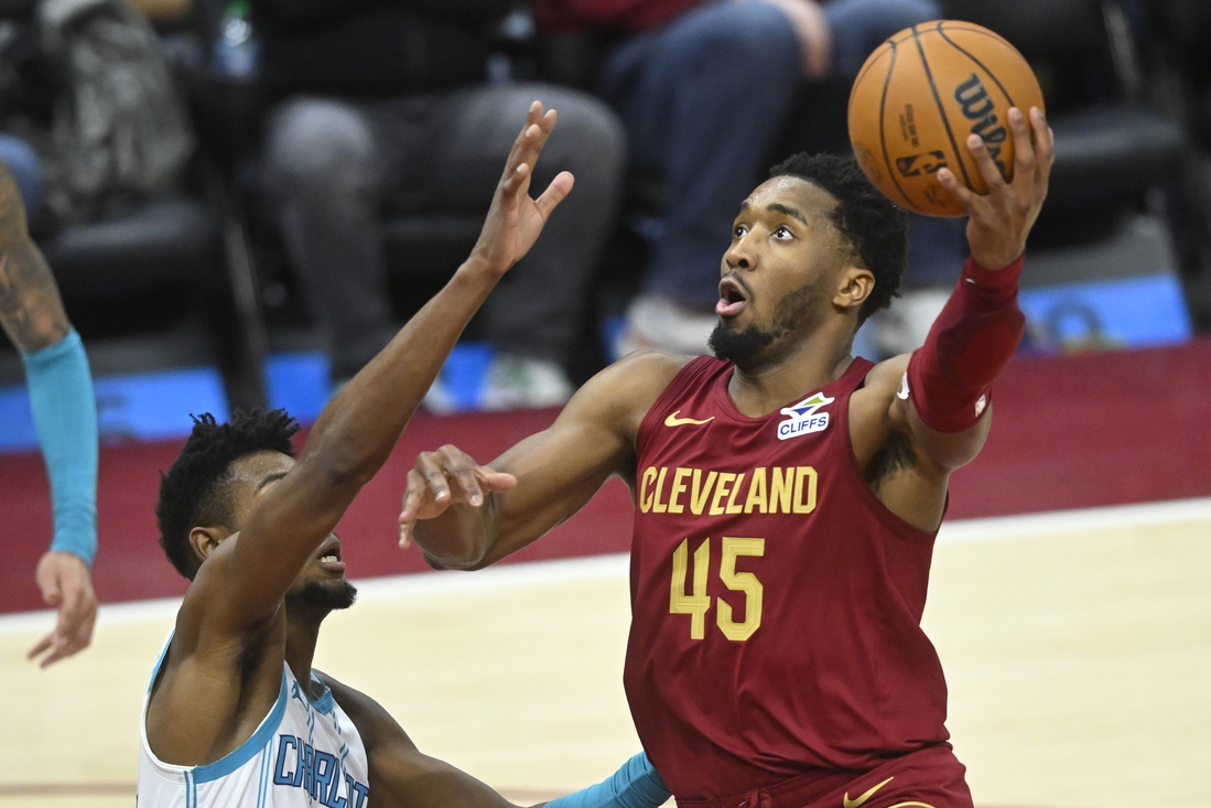 Cavaliers handle slumping Hornets for 10th straight win