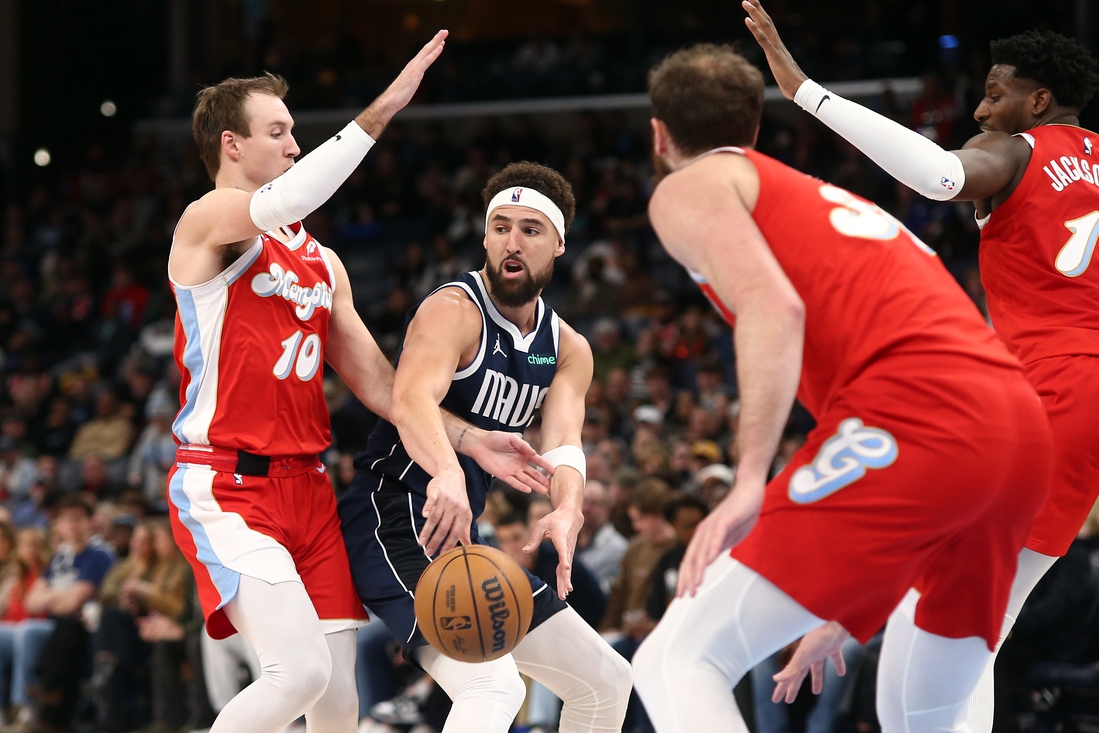 In matchup of undermanned teams, Grizzlies handle Mavs